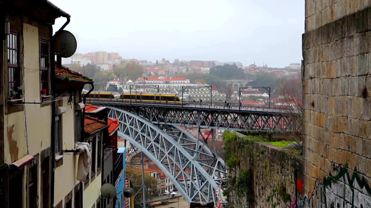 노란색 열차 교차로 포르토의 상징적인 ponte dom luiz i