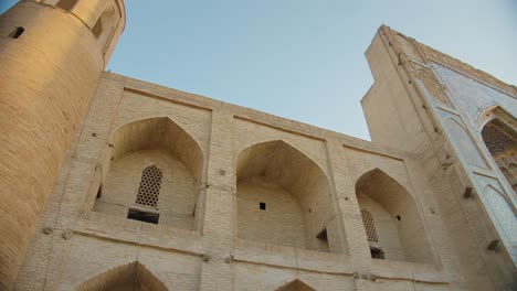 Ciudad-De-Bujara,-Uzbekistán-Abdul-Aziz-Khan-Madrassa-Frente