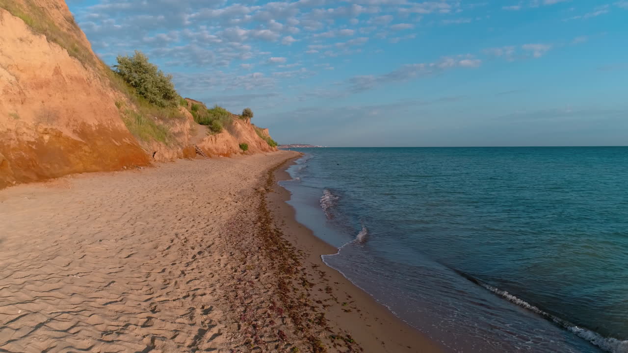 Cantante che si esibisce in spiaggia. Esibizione di un giovane che canta sulla spiaggia.