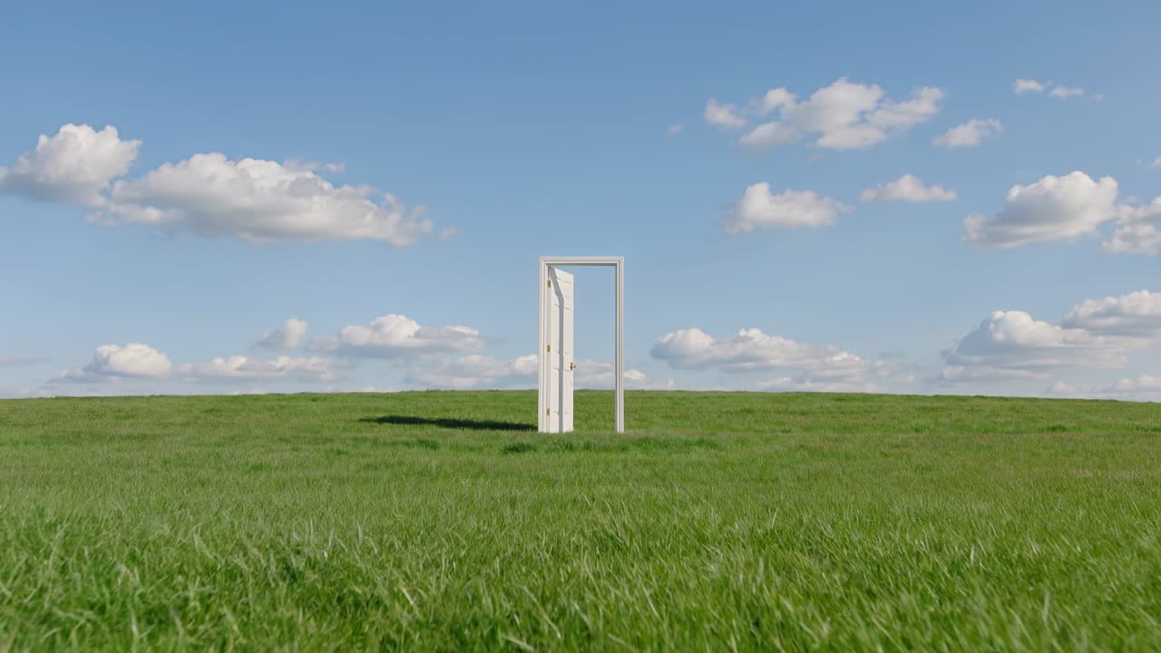 Surrealistisk konseptuelt bilde av en hvit dør som står alene på en vidstrakt grønn eng under blå himmel