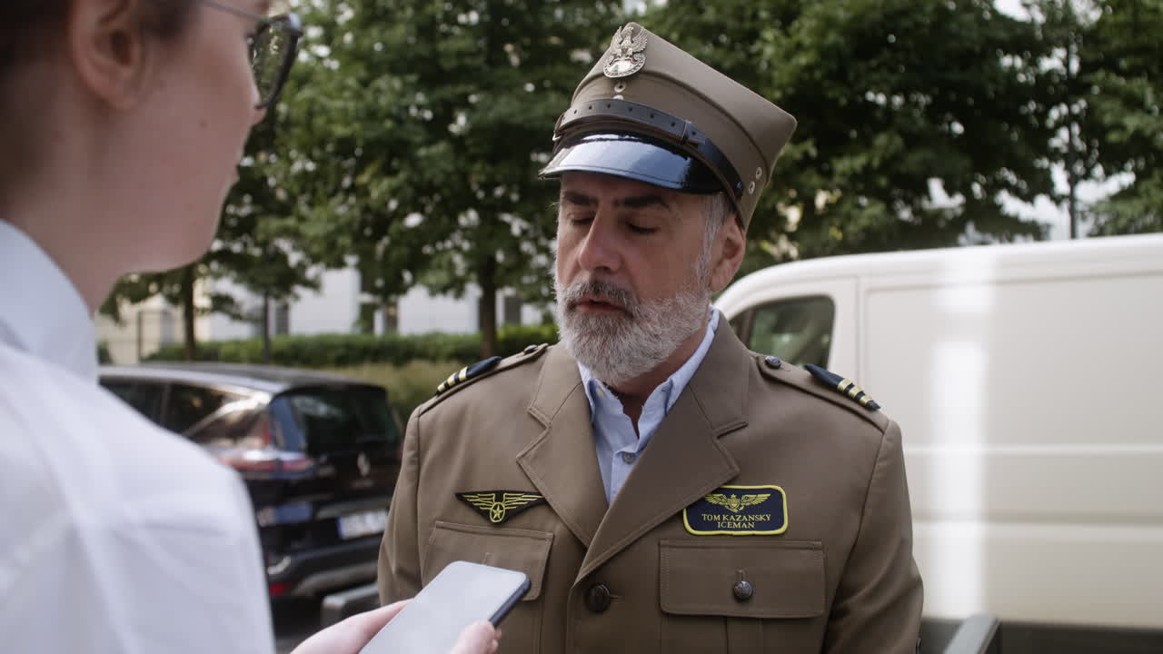 남자 와 여자 가 대화 를 하고 있다