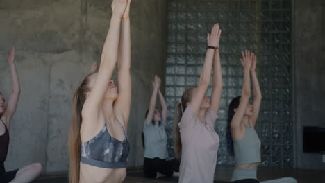 clase de yoga en grupo