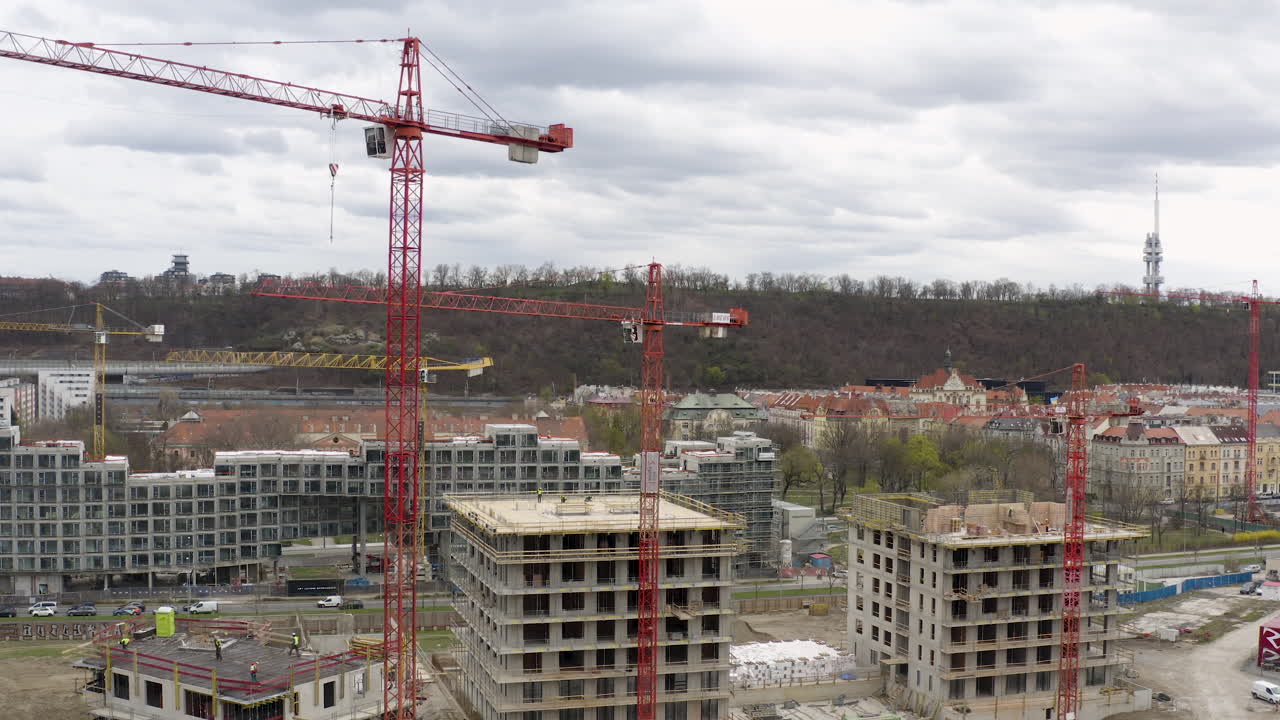 grúas torre de acero en el sitio de construcción en el centro de praga, inclinación aérea