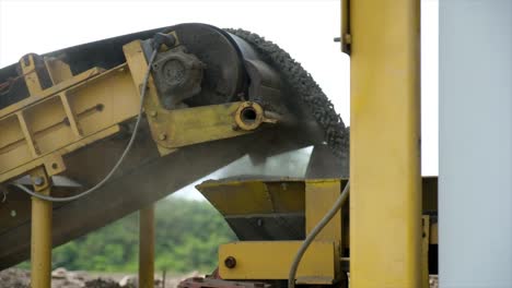 feeder supplies aggregate from the hot bin to the dryer via a conveyor belt