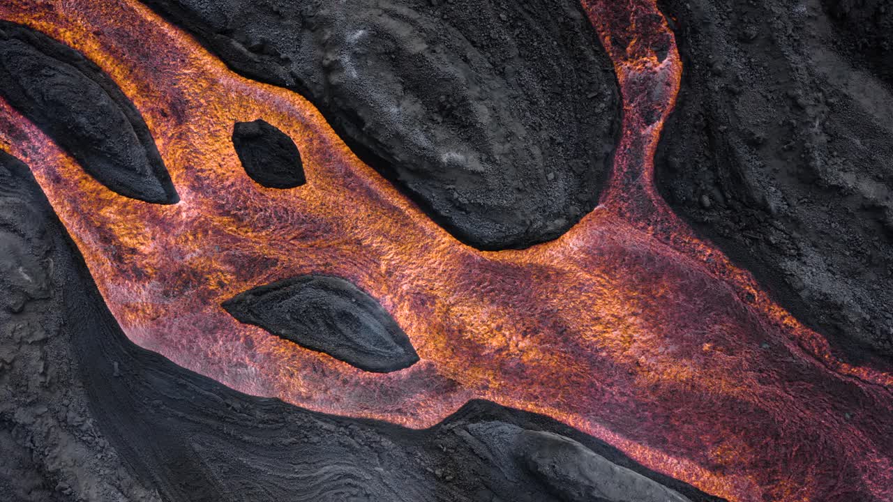 dron estático de arriba hacia abajo desde los arroyos de lava de cumbre vieja que fluyen en la palma