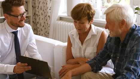 pareja de ancianos que planean sus inversiones con un asesor financiero