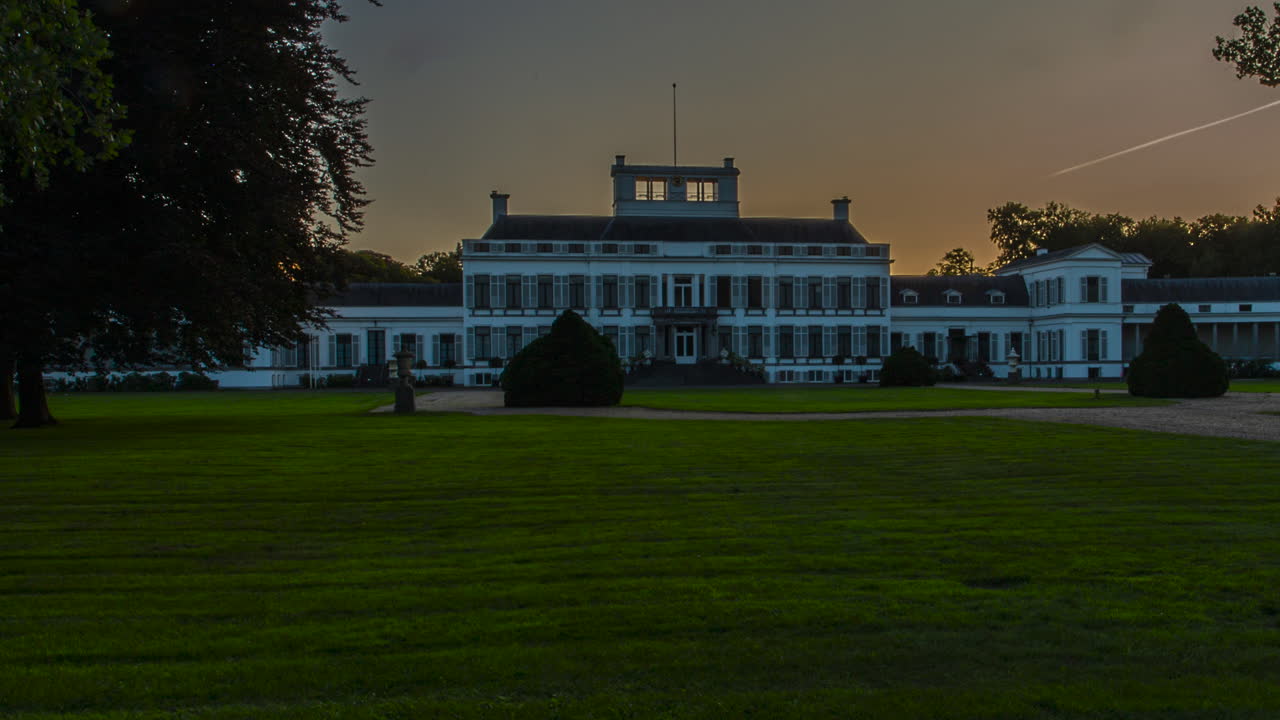 카메라가  ⁇ 을 때 웅장한 궁전 뒤에 아름다운 일몰의 시간 경과
