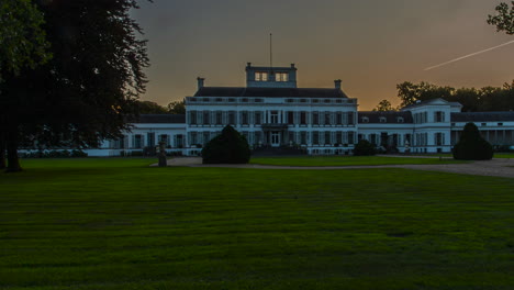 Time-lapse-of-a-beautiful-sunset-behind-an-imposing-palace-while-the-camera-pans