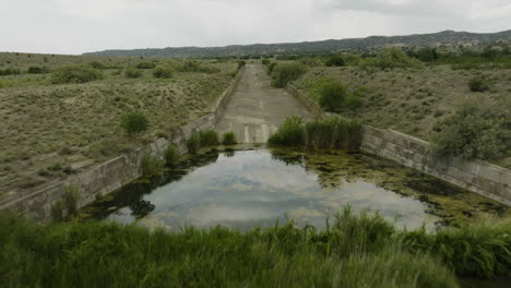 estanque pantanoso al final de la esclusa de drenaje de hormigón seco en georgia