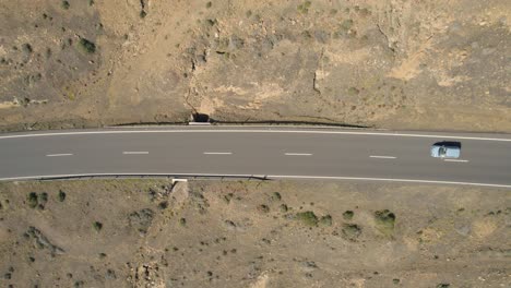 Coche-Pequeño-Moviéndose-En-La-Carretera-Además-De-Un-Acantilado-En-Grietas-Lanzarote