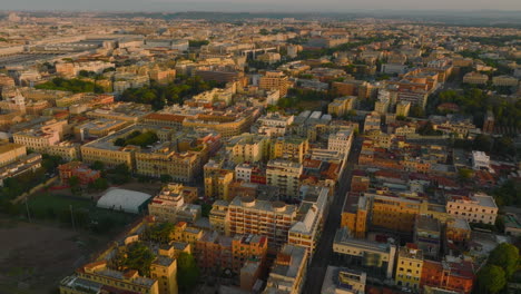 Imágenes-Panorámicas-Aéreas-De-Edificios-De-Apartamentos-De-Varios-Pisos-En-Color-En-Un-Barrio-Urbano-Residencial-Al-Amanecer.-Roma,-Italia