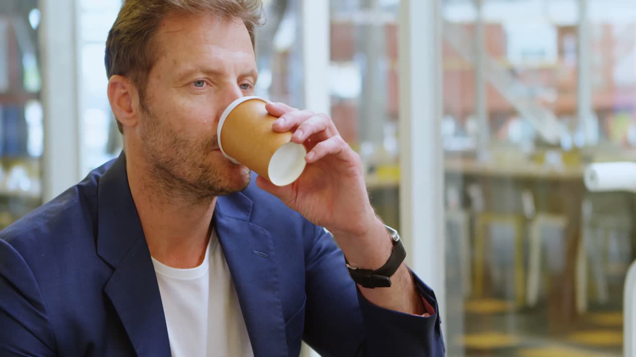 사무실에서 커피를 마시는 사업가 4k