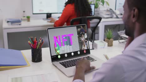 video de un hombre afroamericano haciendo una videollamada nft en una computadora portátil con varios compañeros de trabajo