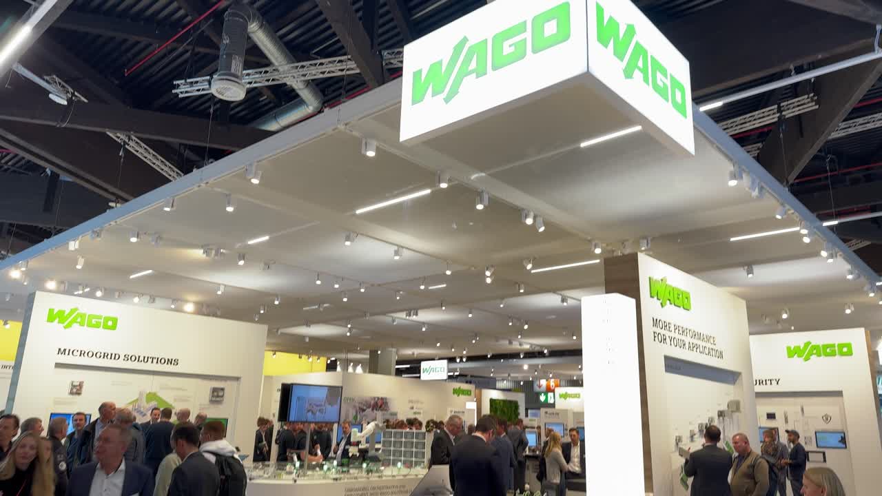 People walking by the Wago exhibition stand at SPS Expo in Nuremberg