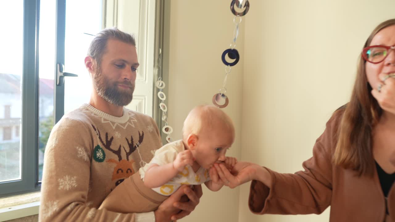 아기에게 먹이를 주는 가족