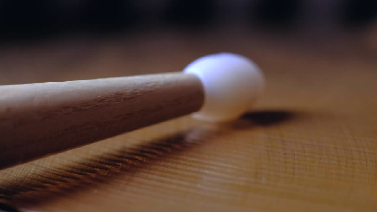 palo de tambor tocando el hi-hat