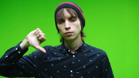 joven haciendo mal símbolo contra un fondo de llave de croma extraíble