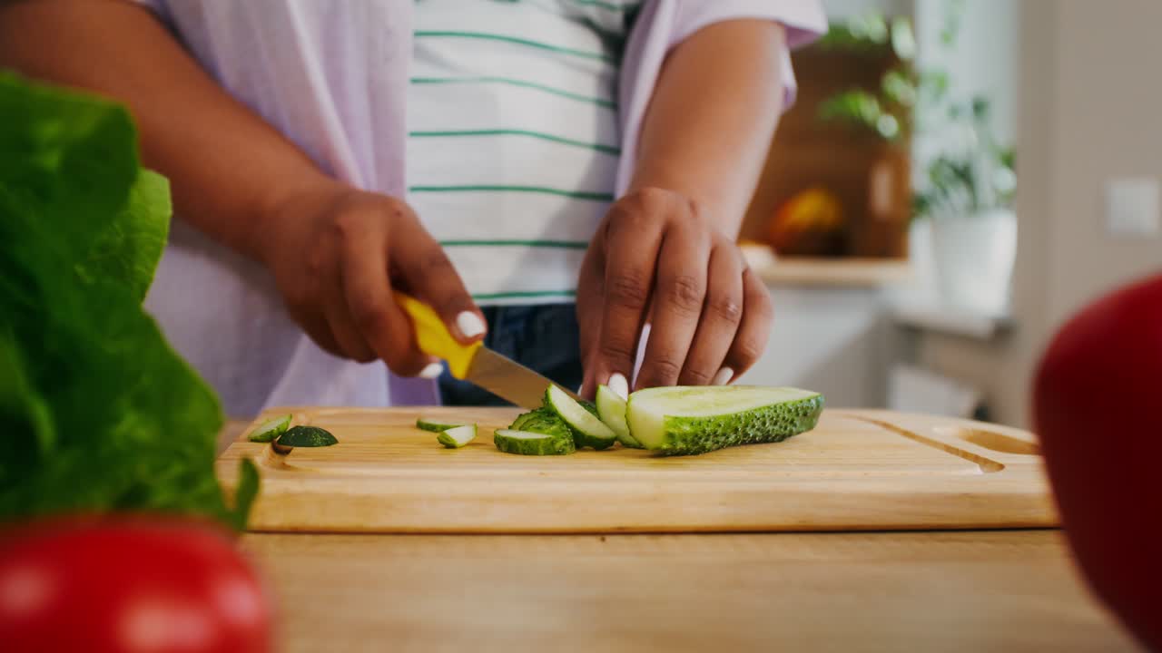 Mulher cortando pepino