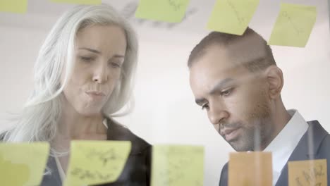 hombres y mujeres de negocios centrados en las tareas de planificación