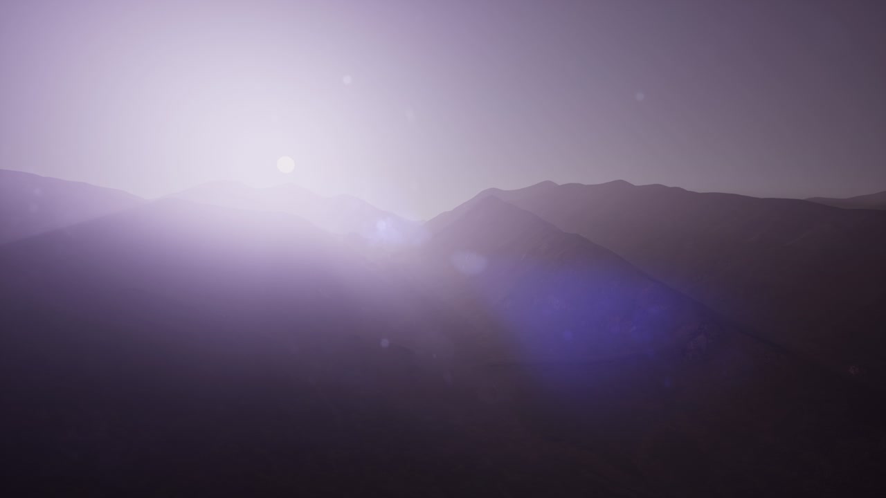 paisaje aéreo de colinas verdes en la niebla