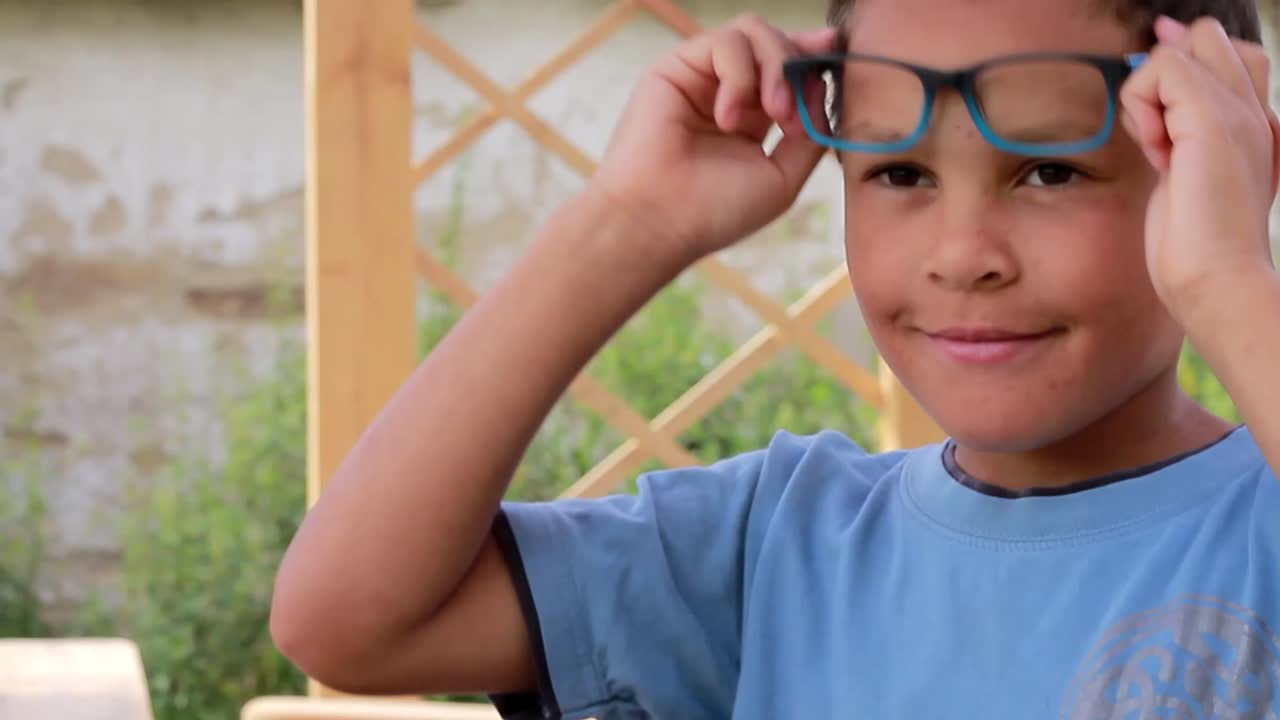 Menino com óculos com visual estiloso e descolado - imagens de arquivo