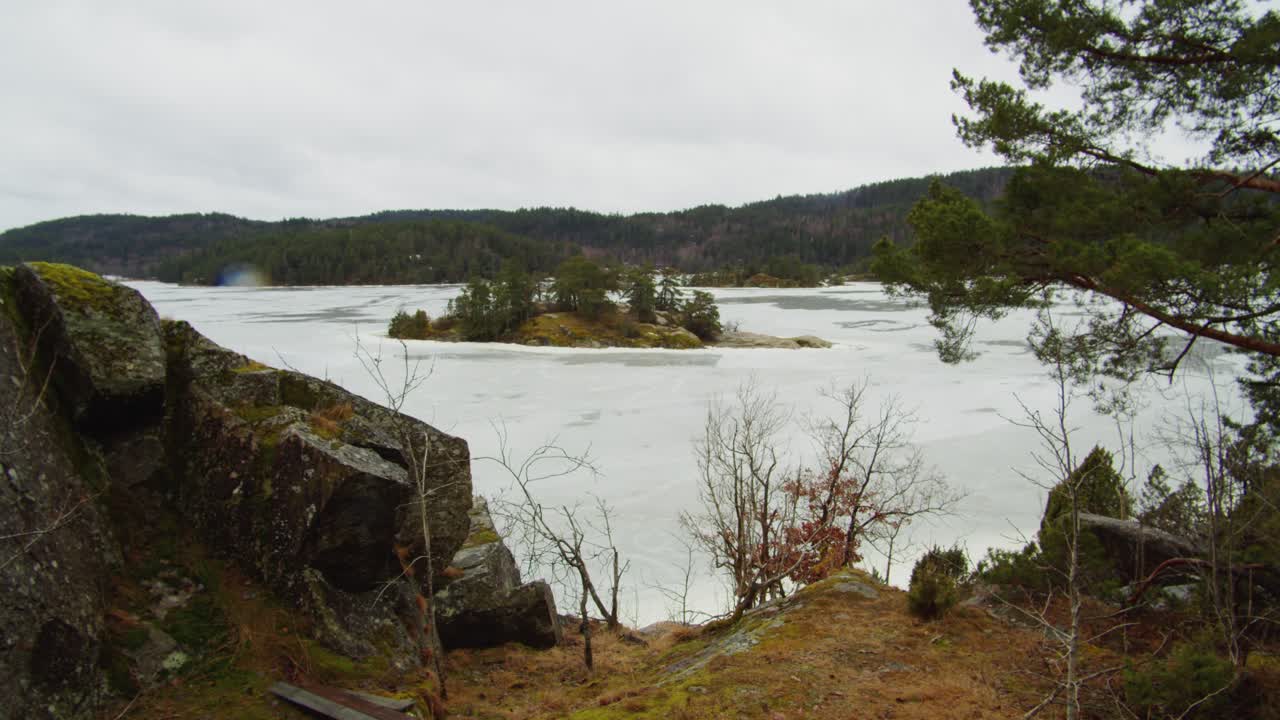 Staattinen maisema: Vollsfjorden, Norja. Vuono, luoto, vesi, kalliot, kuivat puut, pohjoinen luonto