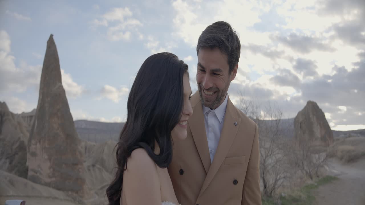 pareja feliz posando al aire libre en capadocia