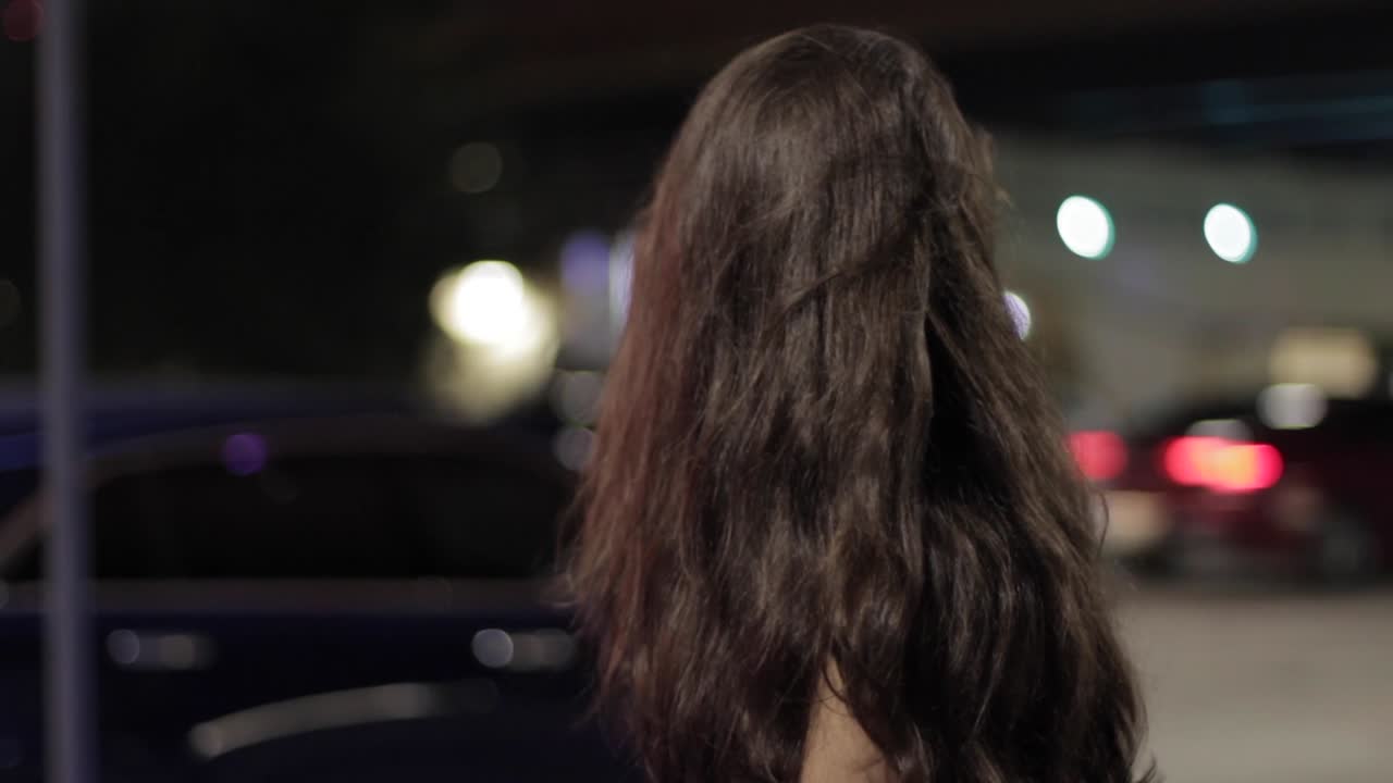 그녀를 지나가는 교통을보고 거리에서 기다리는 어린 소녀