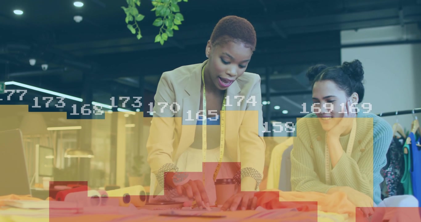 Animation de traitement de données statistiques sur des créatrices de mode diverses discutant en studio.