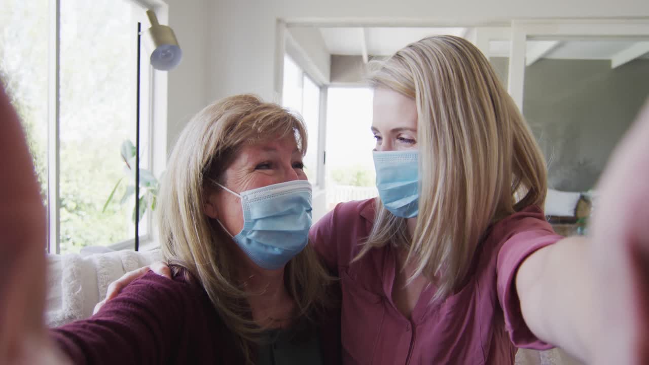 어머니 와 딸 이 집 에서 셀카 를 찍고 있다