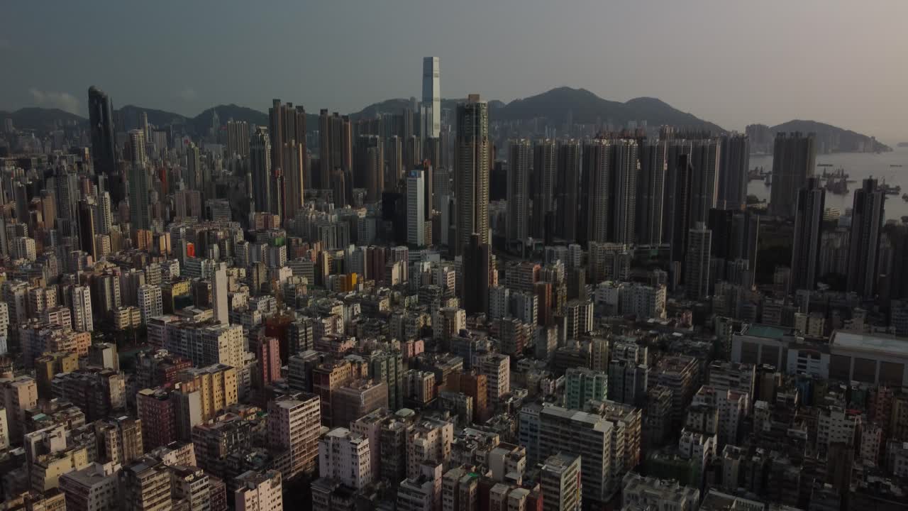 vuelo de drones hacia abajo y revelación sobre rascacielos en hong kong