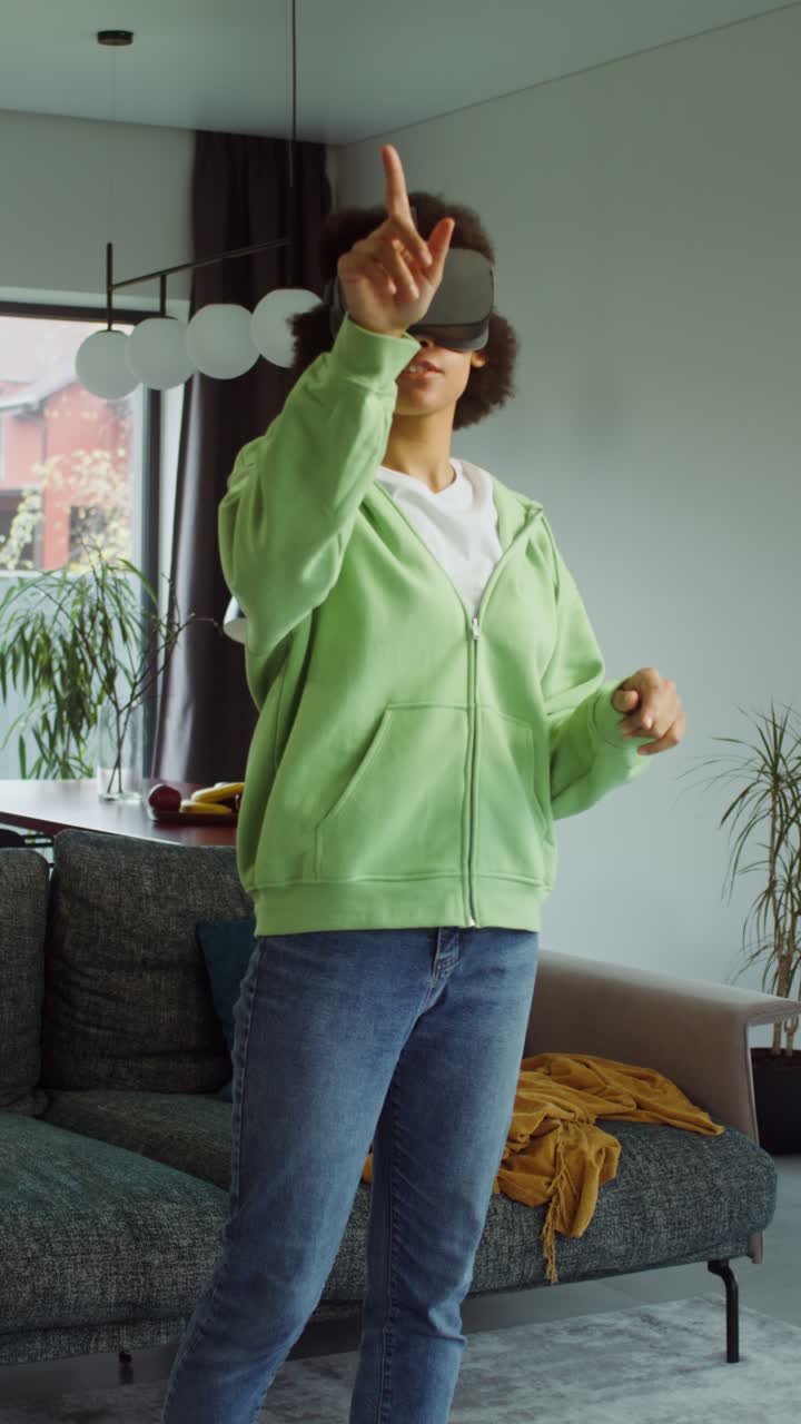 mujer usando auriculares vr en la sala de estar