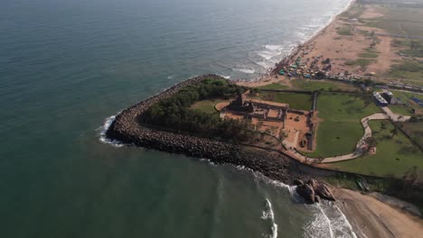 Luftaufnahme-Einer-Drohne-Vom-Antiken-Tempel-An-Der-Küste-Von-Mahabalipuram