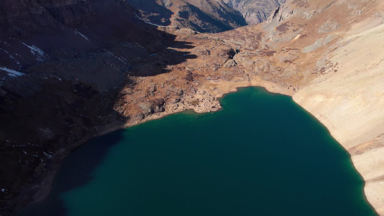 disparo de avión no tripulado panorámico revelando el gran lago colocado en el valle de una montaña
