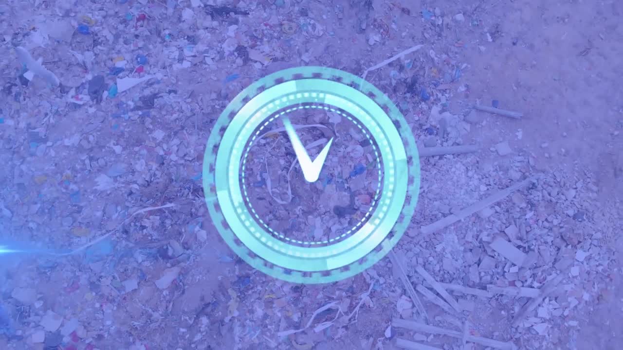 animación de un reloj que se mueve rápidamente sobre el sitio de eliminación de residuos