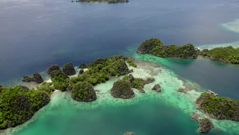 Raja-Ampat-Luftaufnahme-Des-Strandes-Und-Des-Riffs-An-Einem-Heißen,-Sonnigen-Tag