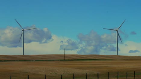 Zwei-Stromliefernde-Windkraftanlagen-In-Alberta,-Kanada