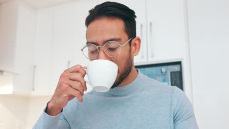 Asiatischer-Mann,-Kaffee-Und-Glück-Beim-Heißen-Trinken