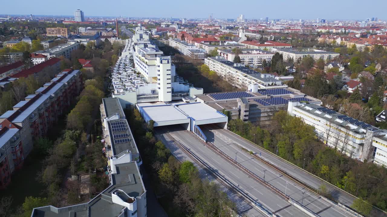 비어 있는 고속도로 는 터널 하우스 를 지나간다