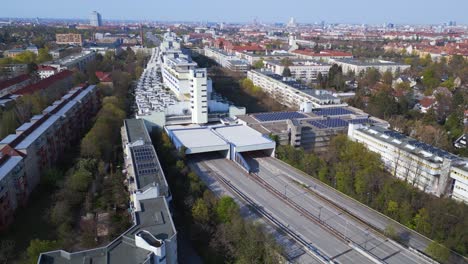 la autopista vacía pasa por la casa del túnel