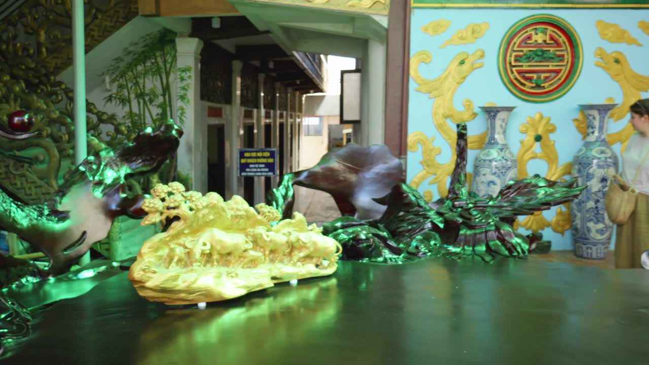 베트남 달랏에 있는 린프억 사원에서 가게를 둘러보고 있는 30대 여성