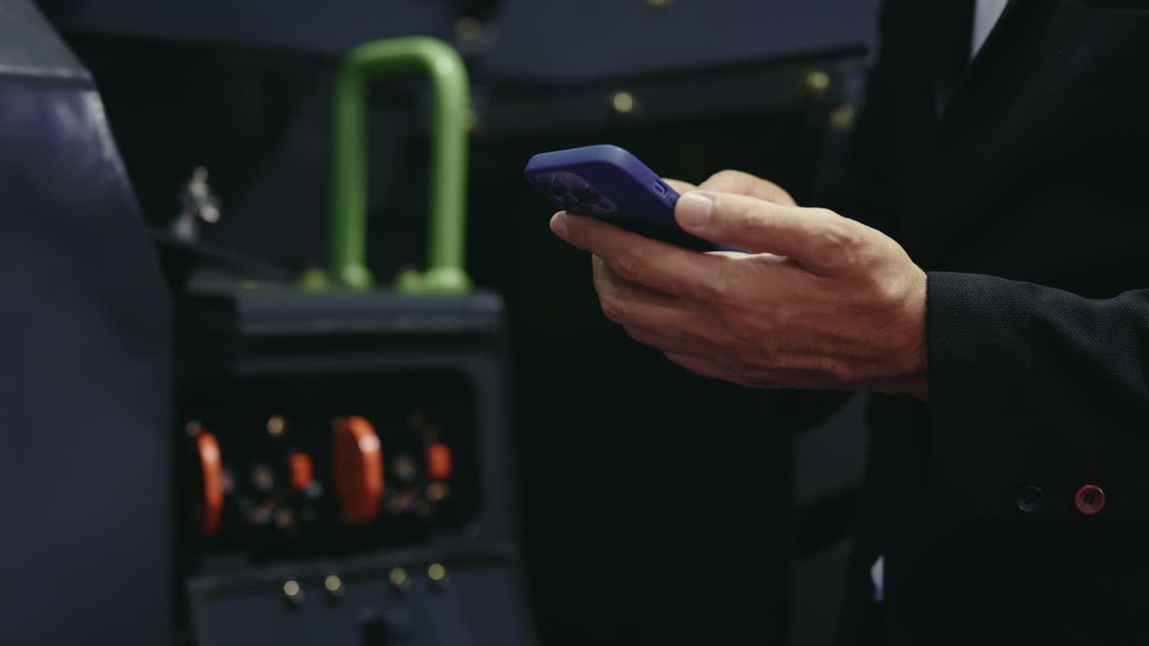 사업가 스마트 폰을 사용 하여입니다.