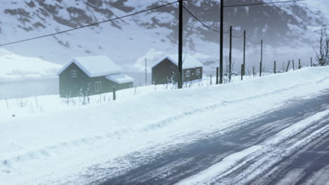 Altes,-Abgenutztes,-Verlassenes-Haus-In-Norwegischer-Winterlandschaft