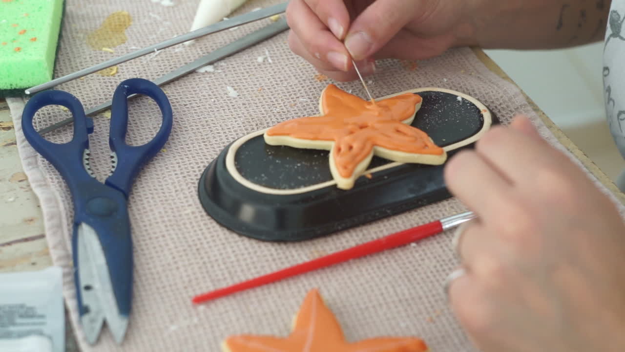 imágenes de una mujer caucásica haciendo galletas de estrellas de mar