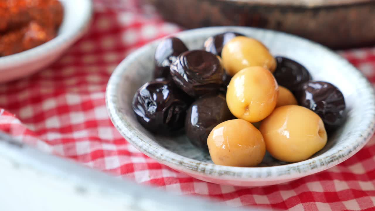 aceitunas mezcladas en un cuenco pequeño