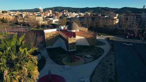 Casa-De-Los-Reyes-Magos-En-Ibi-Alicante-Vista-Aérea-Del-Parque-Y-Edificio