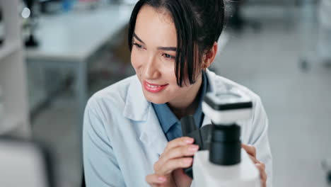 científico trabajando con el microscopio en el laboratorio