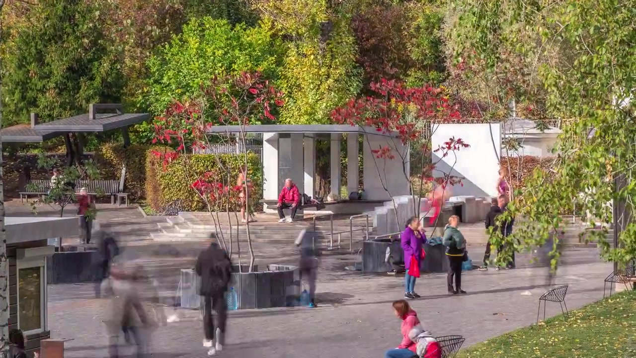 ウクライナ、ハリコフにある、設備が整った鉱泉があるサルジン・ヤール公園エリアのタイムラプス。この公園は市民に非常に人気があります。