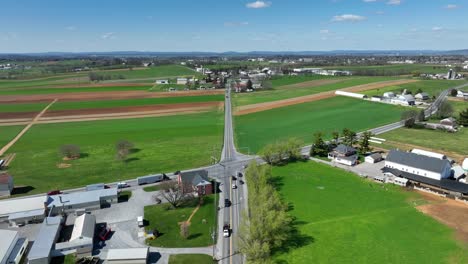 Tráfico-En-El-Cruce-En-La-Zona-Rural-De-Carolina-Del-Norte-Con-Coloridos-Campos-Agrícolas-En-Primavera