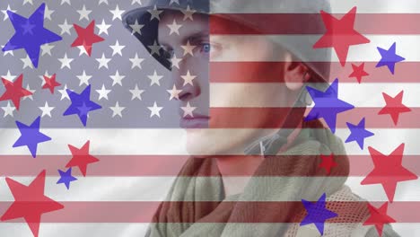 Composición-De-Estrellas-Rojas-Y-Azules,-Sobre-Un-Soldado-Masculino-Pensativo-Y-Una-Bandera-Americana